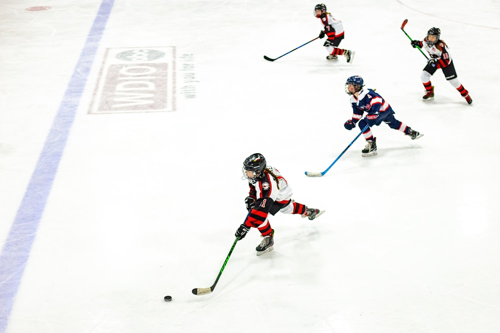 un gruppo di bambini che giocano una partita di hockey su ghiaccio