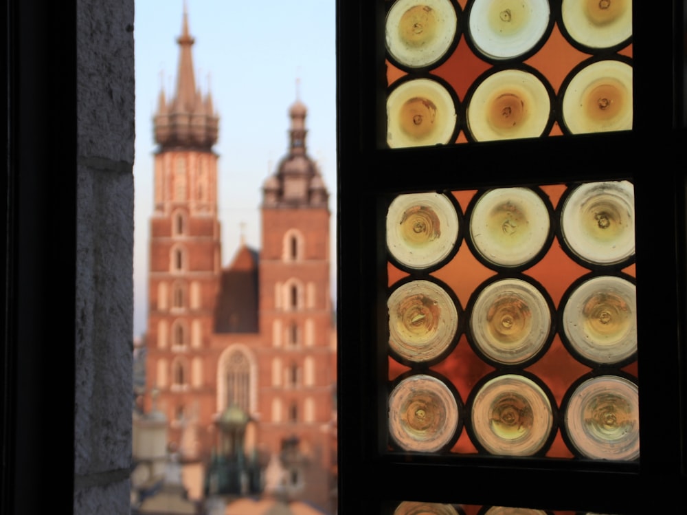 Blick auf ein Gebäude durch ein Fenster