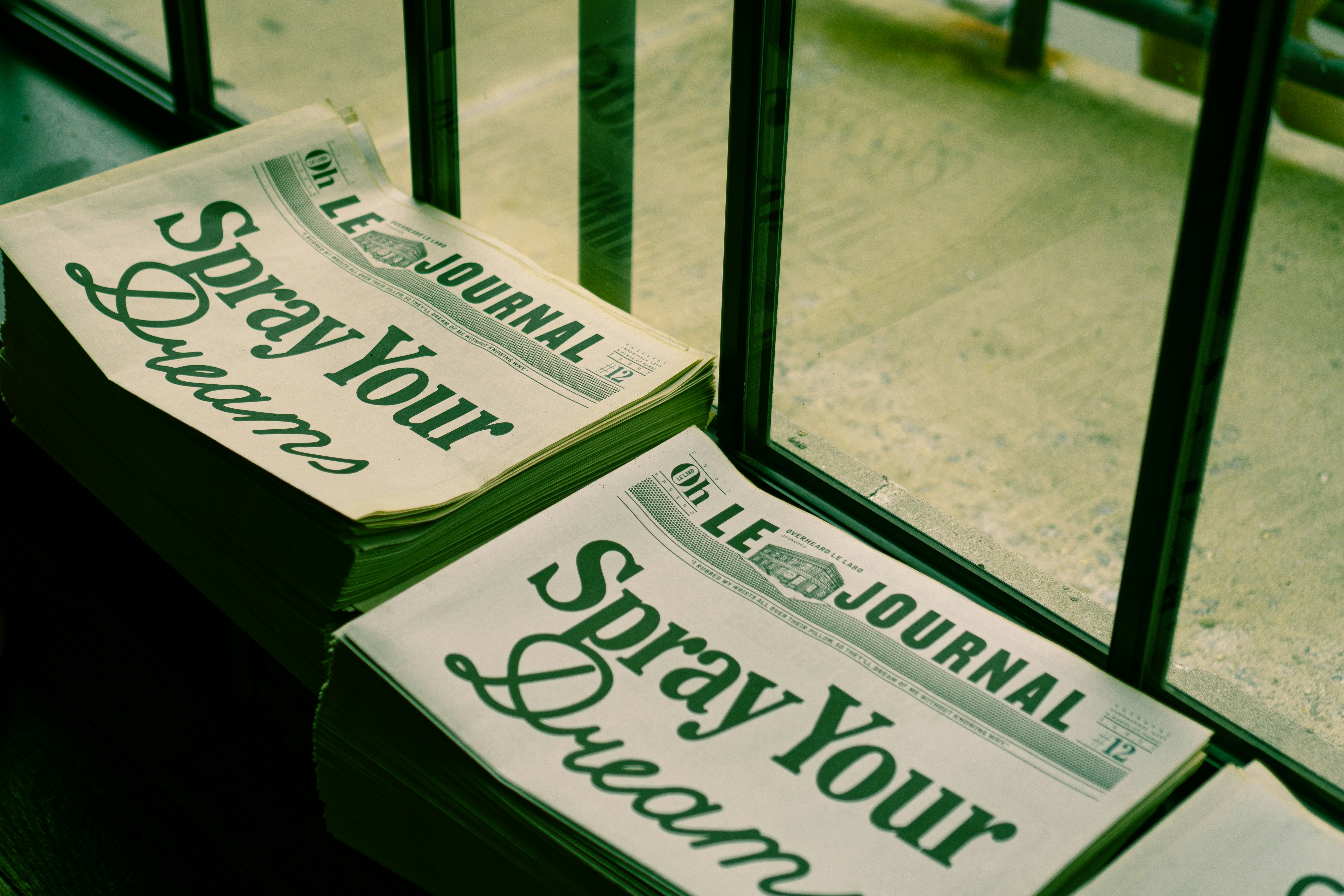 ein Stapel Zeitungen auf einem Holzboden