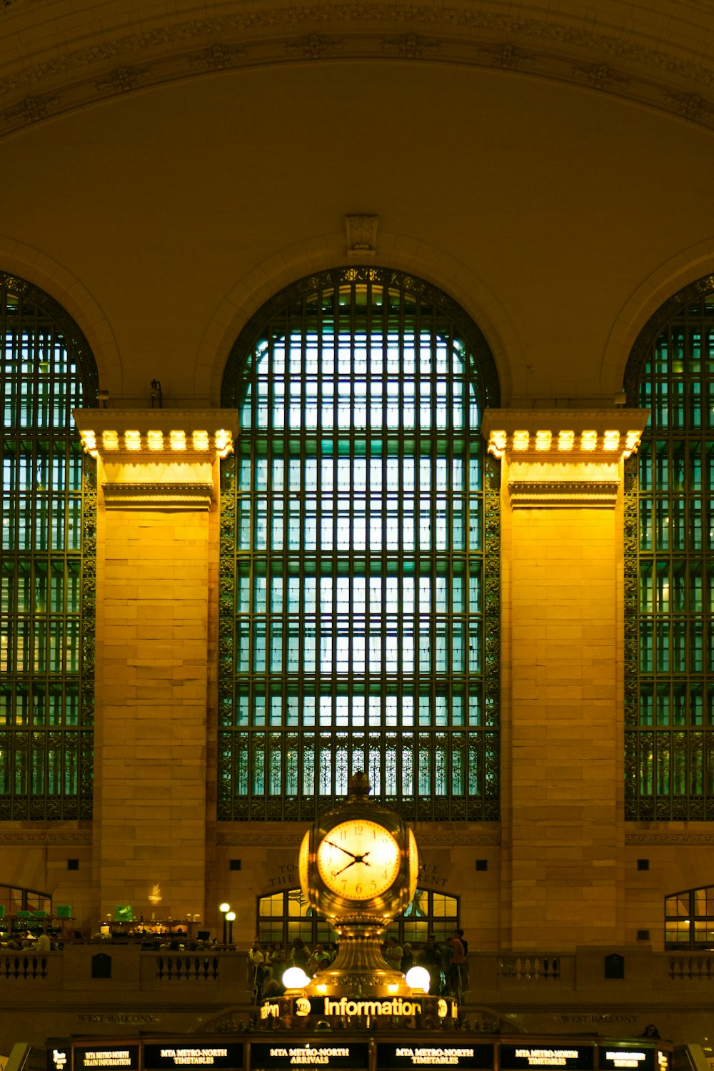 una stazione ferroviaria con un grande orologio al centro