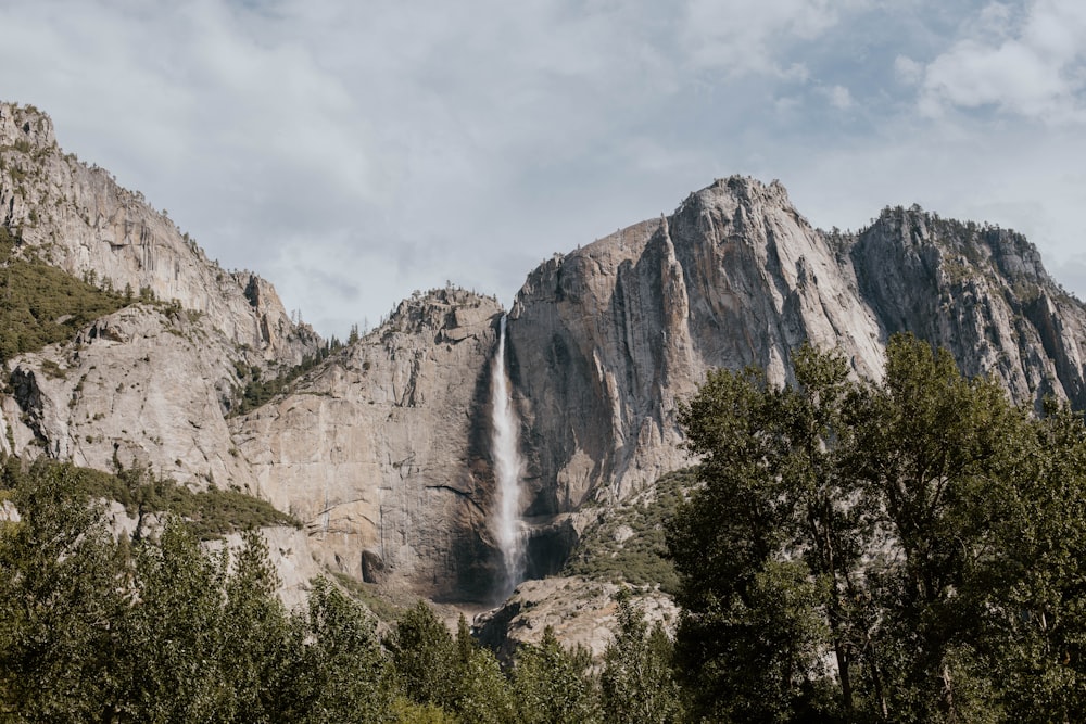 山の斜面から流れ落ちる滝