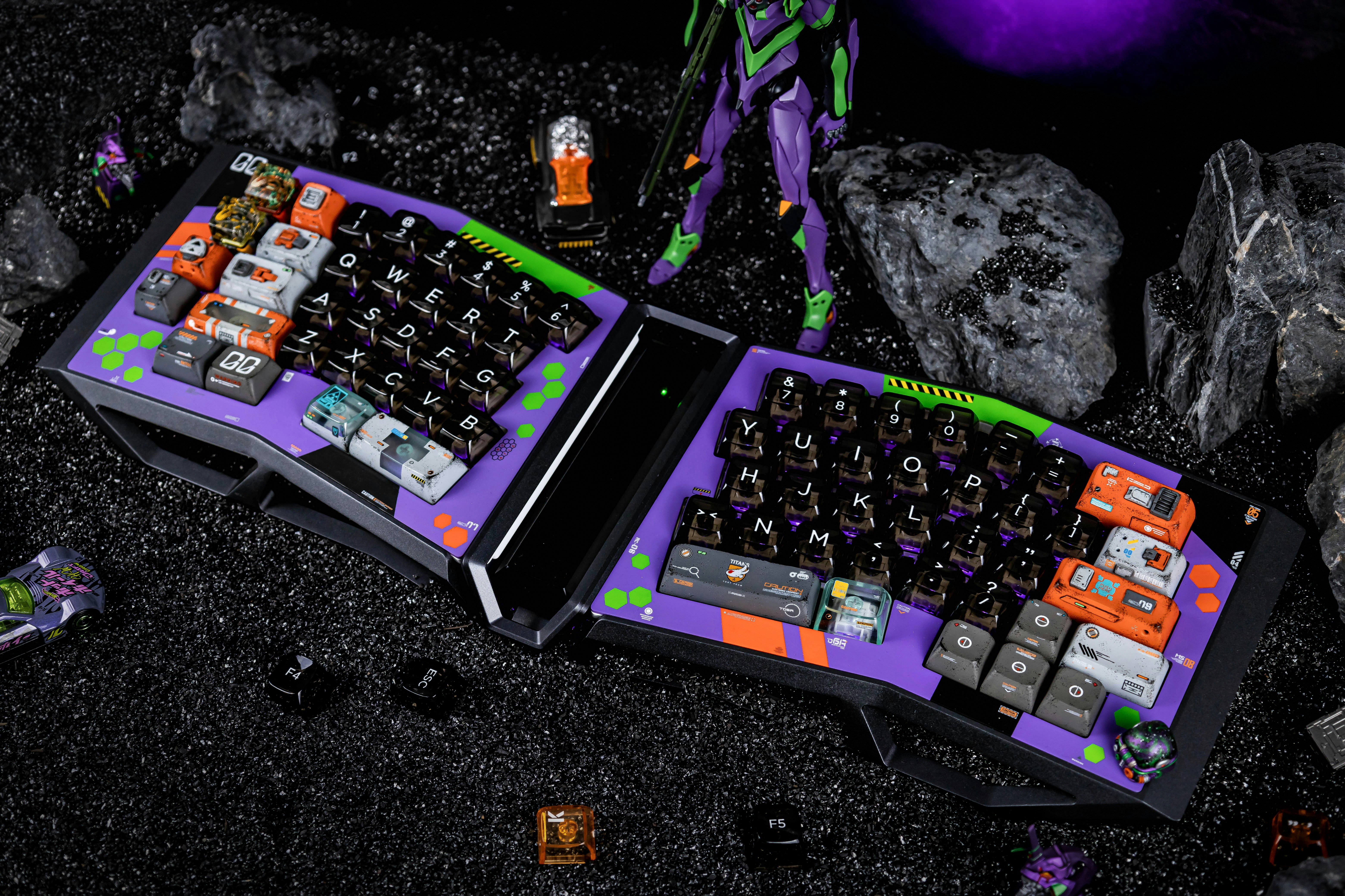 Build info: Kit: AFA Switch: Zaku by Bolsa Supply Mods: - R1,R2, R3: SA SP custom painted by The EX studio. - R4, R5 some random MDA clear custom painted by The EX studio. Alphas + Nums: Chinese semi-transparent keycap, custom painted legends by The EX studio, MDA profile Right side: SA repaint by The EX studio + Mc. Whale of DF.