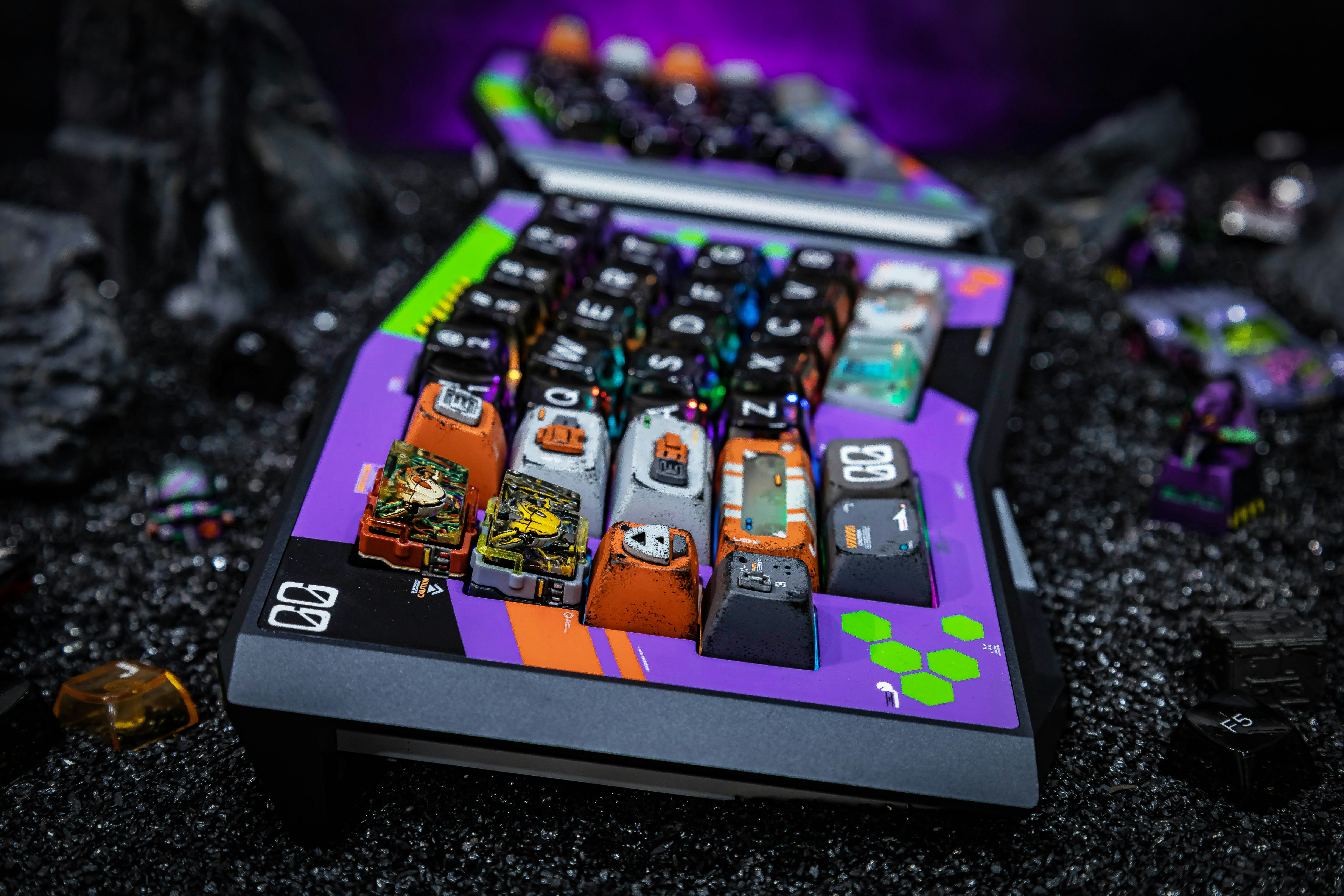 Build info: Kit: AFA Switch: Zaku by Bolsa Supply Mods: - R1,R2, R3: SA SP custom painted by The EX studio. - R4, R5 some random MDA clear custom painted by The EX studio. Alphas + Nums: Chinese semi-transparent keycap, custom painted legends by The EX studio, MDA profile Right side: SA repaint by The EX studio + Mc. Whale of DF.