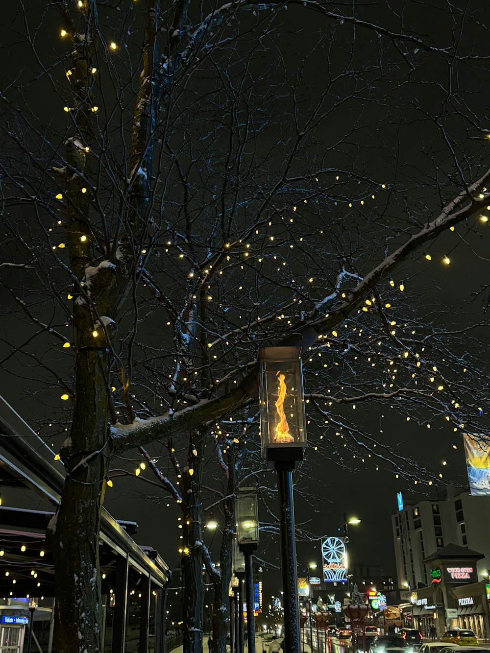 una strada cittadina di notte con molte luci