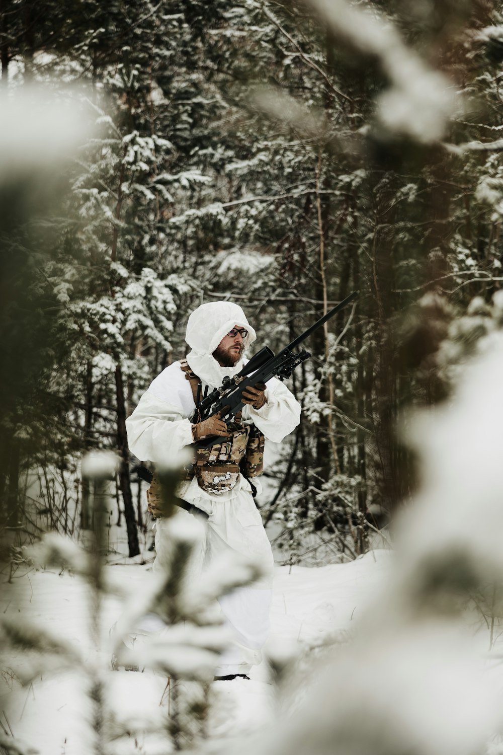 un homme avec un fusil dans la neige