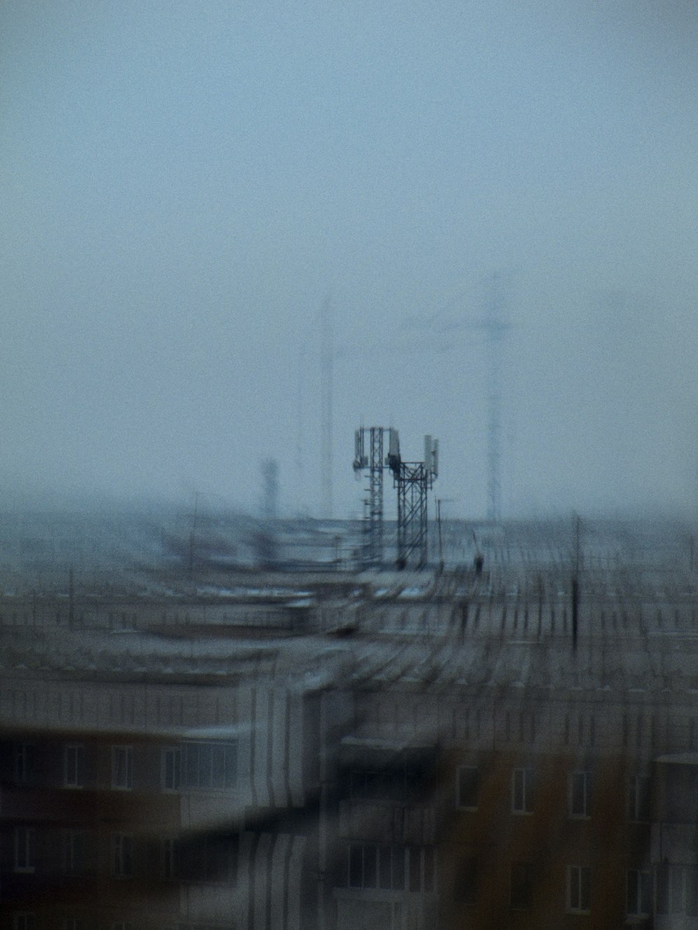 Ein verschwommenes Foto eines Bahnhofs im Nebel