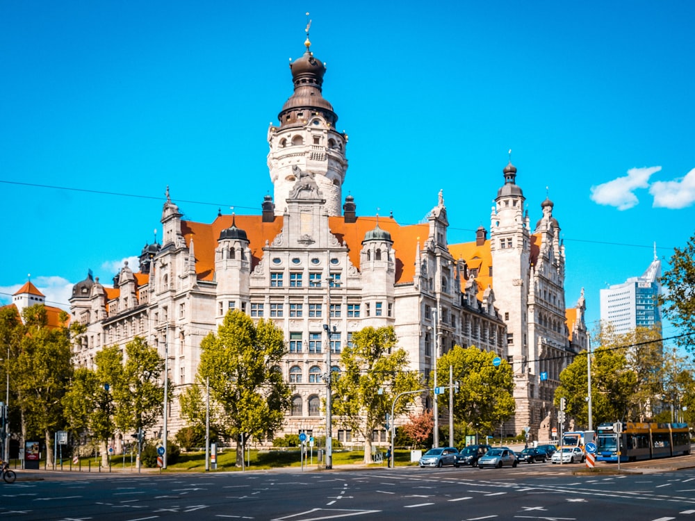 un gran edificio con una torre de reloj en la parte superior