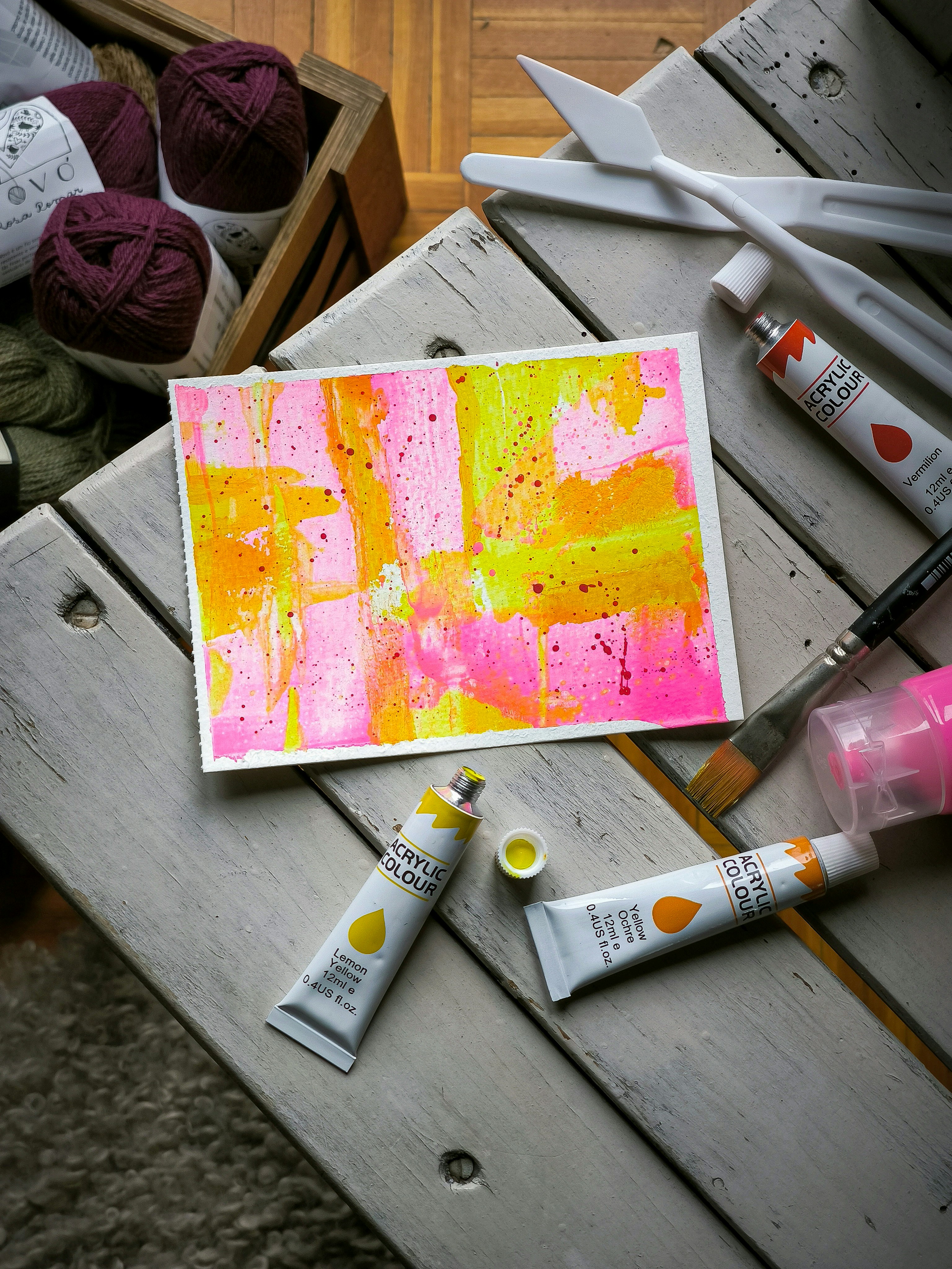 페인트와 코바늘 사진