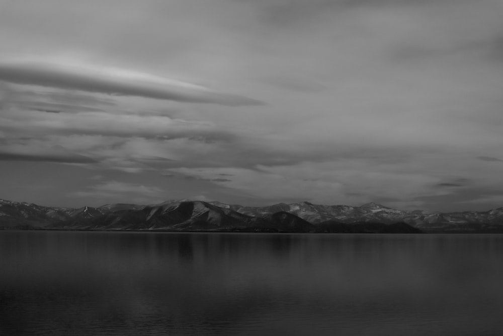 山を背景にした湖の白黒写真