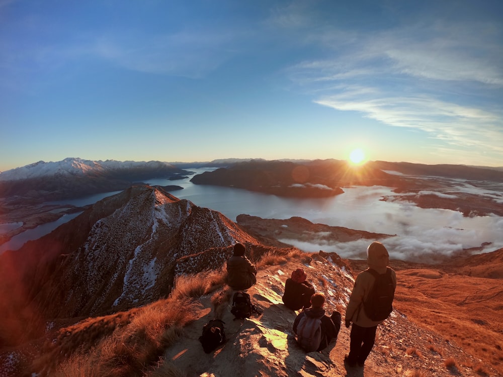 Un grupo de personas de pie en la cima de una montaña