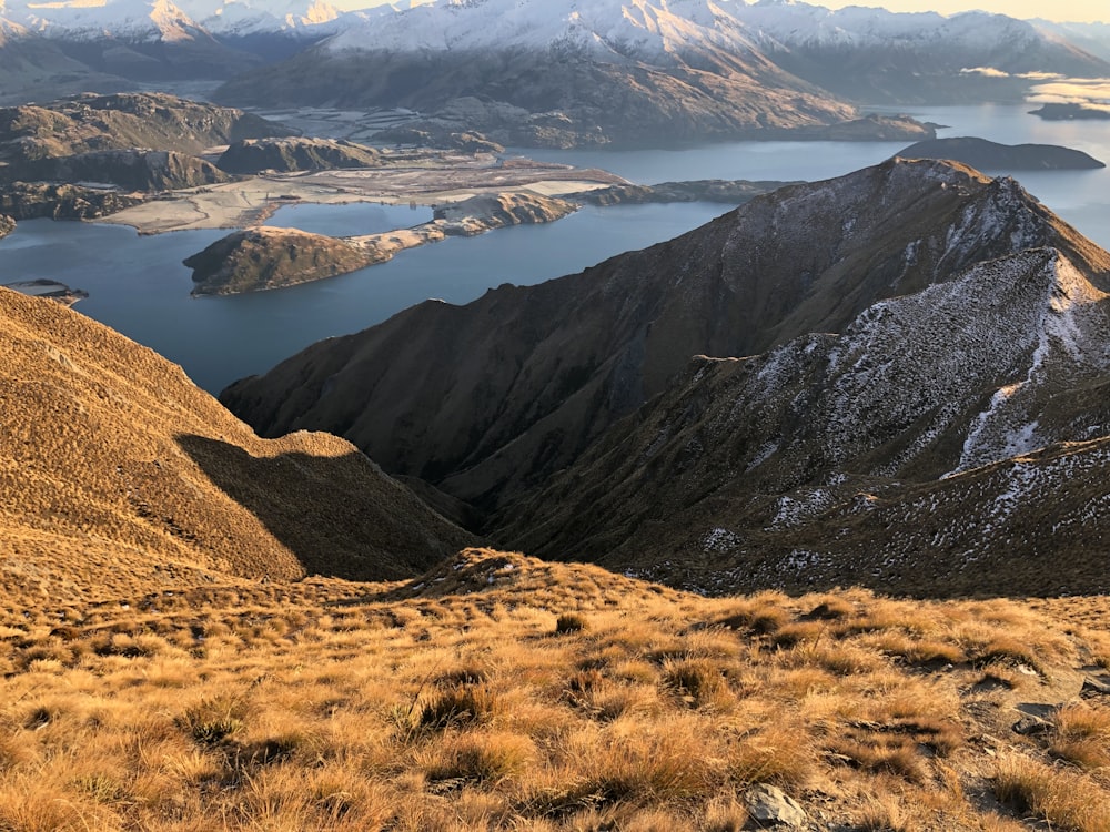 Una vista de una cadena montañosa con un cuerpo de agua en la distancia