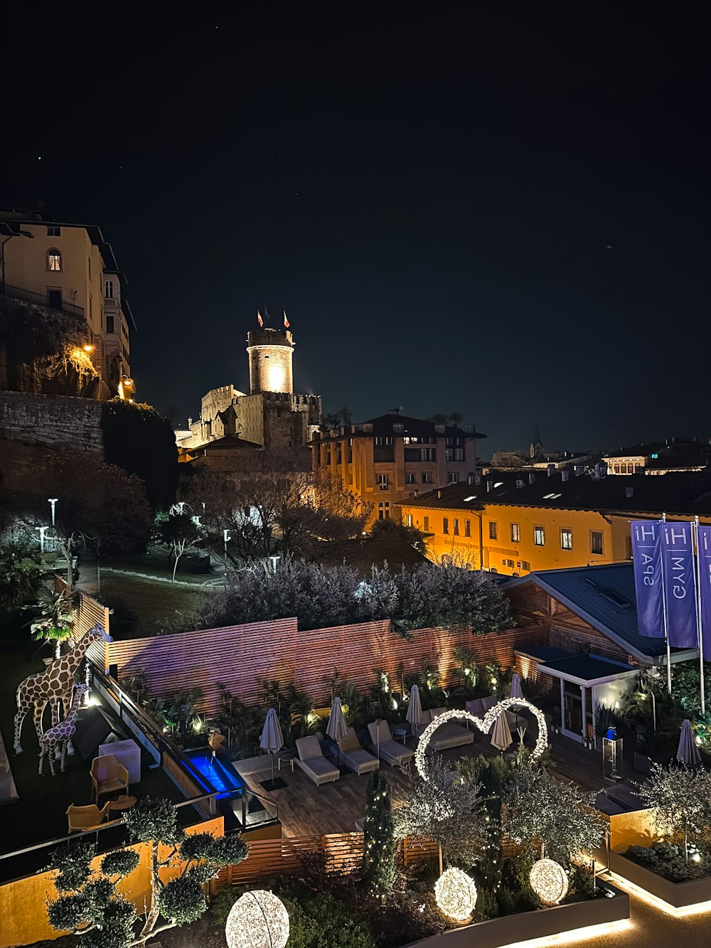 Una vista nocturna de una ciudad con una torre de reloj