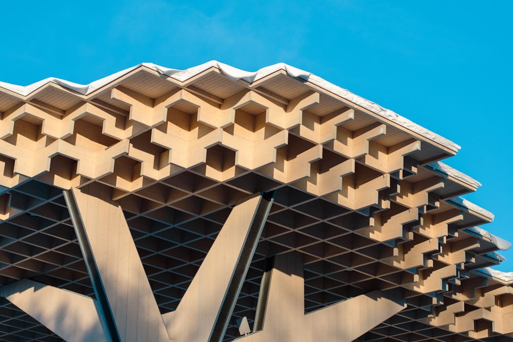 un bâtiment qui a un très grand V sur le côté