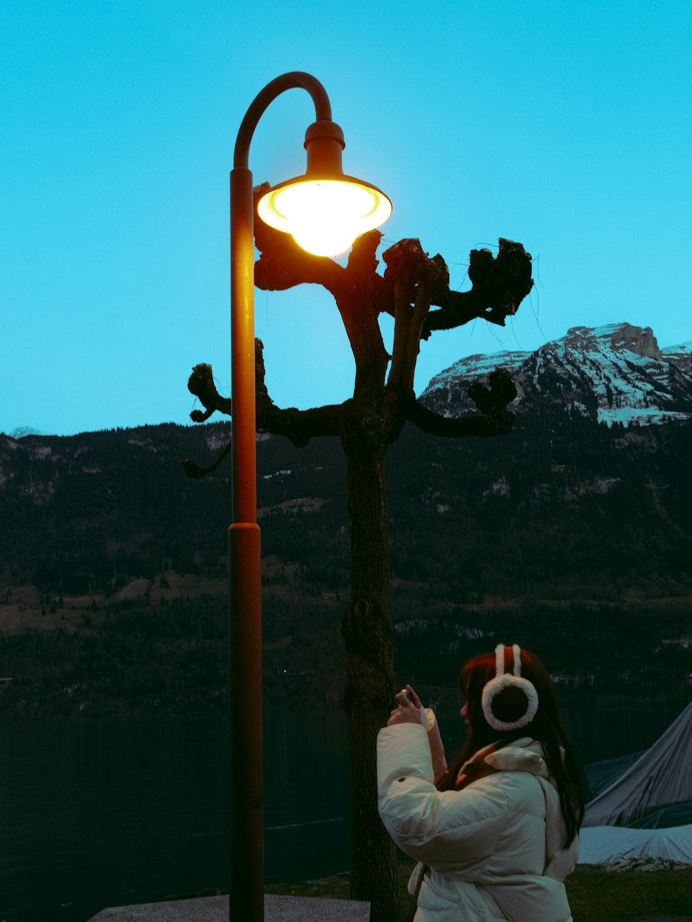 a person taking a picture of a street light