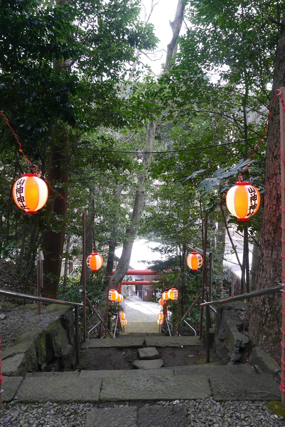 uma passarela com lanternas penduradas nas laterais