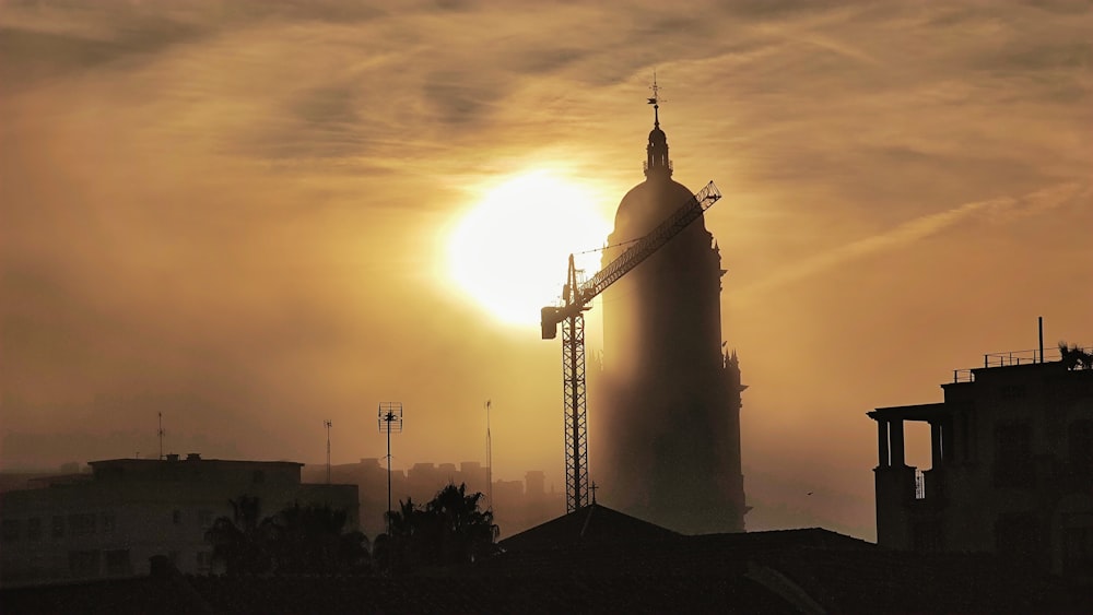 El sol se pone detrás de un edificio alto