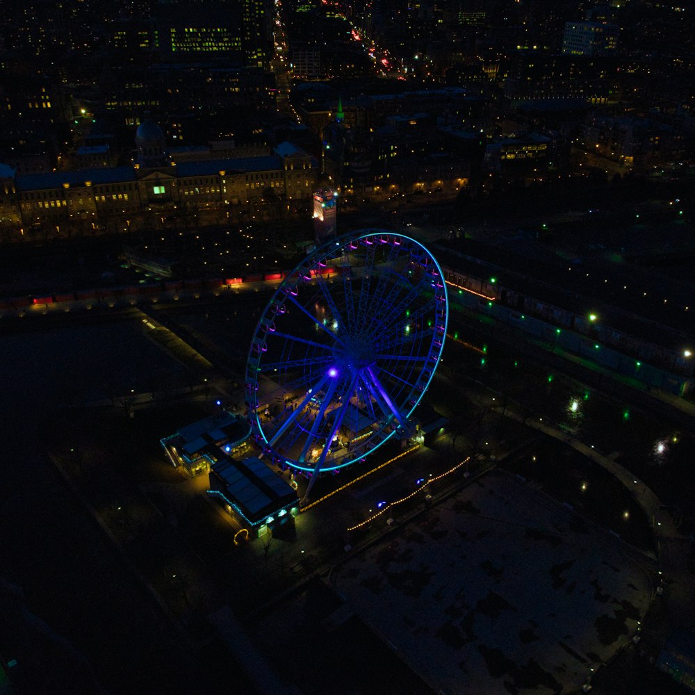 夜の観覧車の空中写真