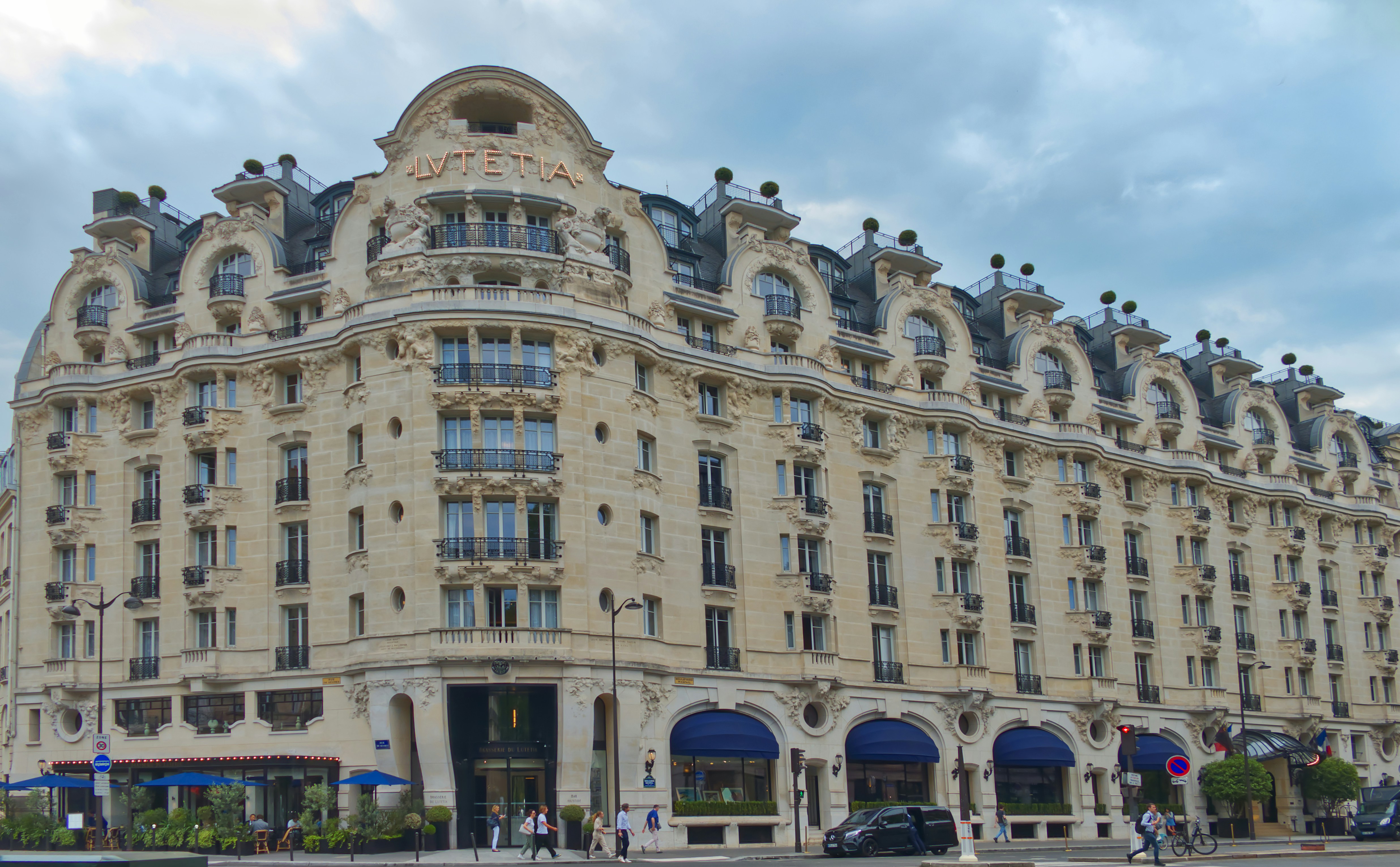 a large building with many windows on the top of it, L’hôtel Lutetia, un des 12 palaces de Paris. Construit en 1910 à l