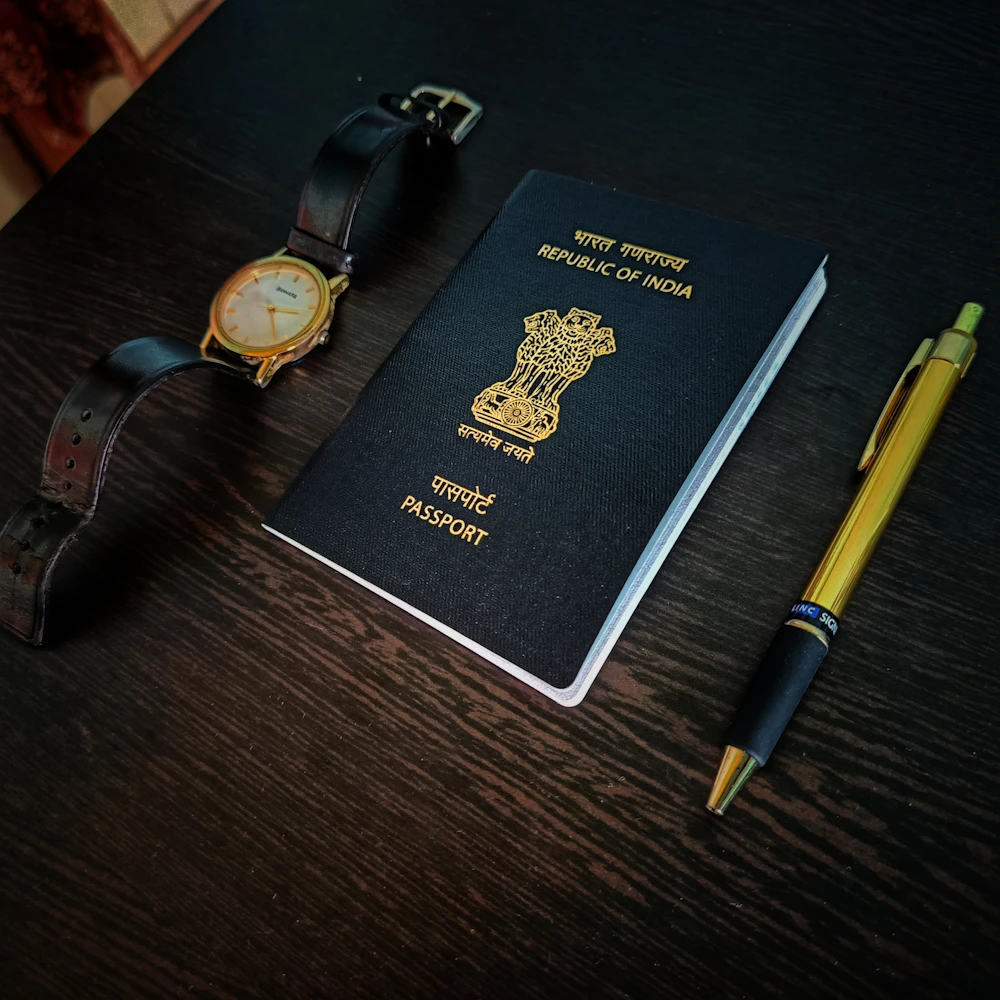 Passaporte e documentos sobre uma mesa, a preparar a resposta a uma notificação da AIMA