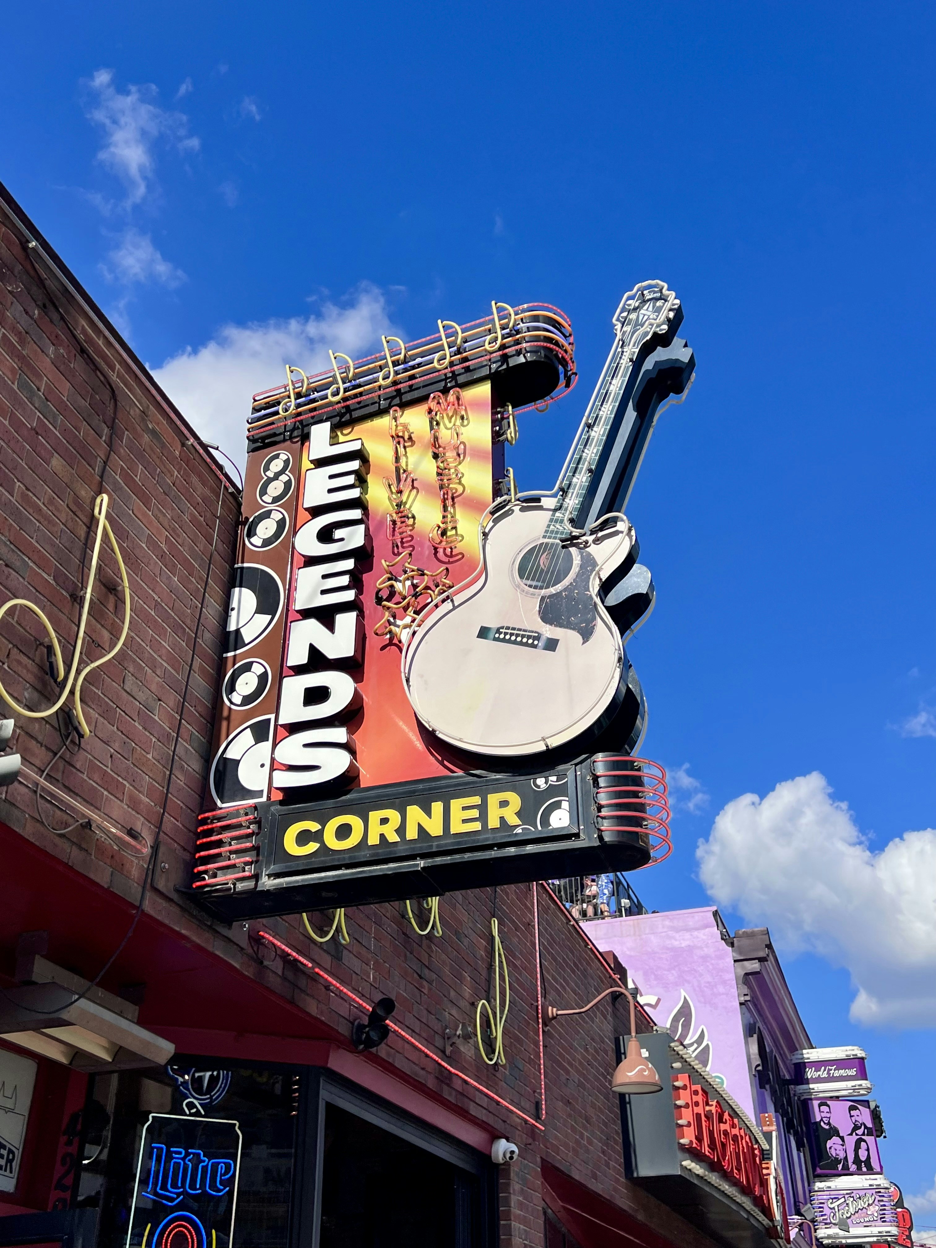 ein Gebäude mit einem Gitarrenschild an der Seite