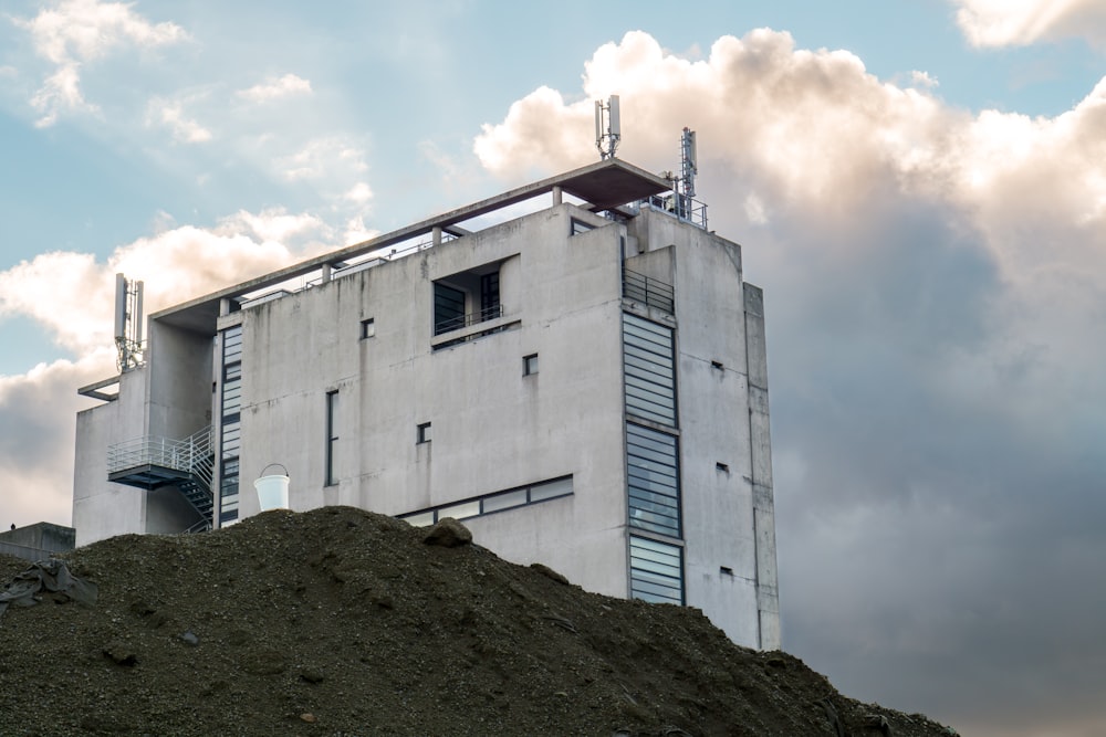 un edificio en la cima de una colina con un fondo de cielo