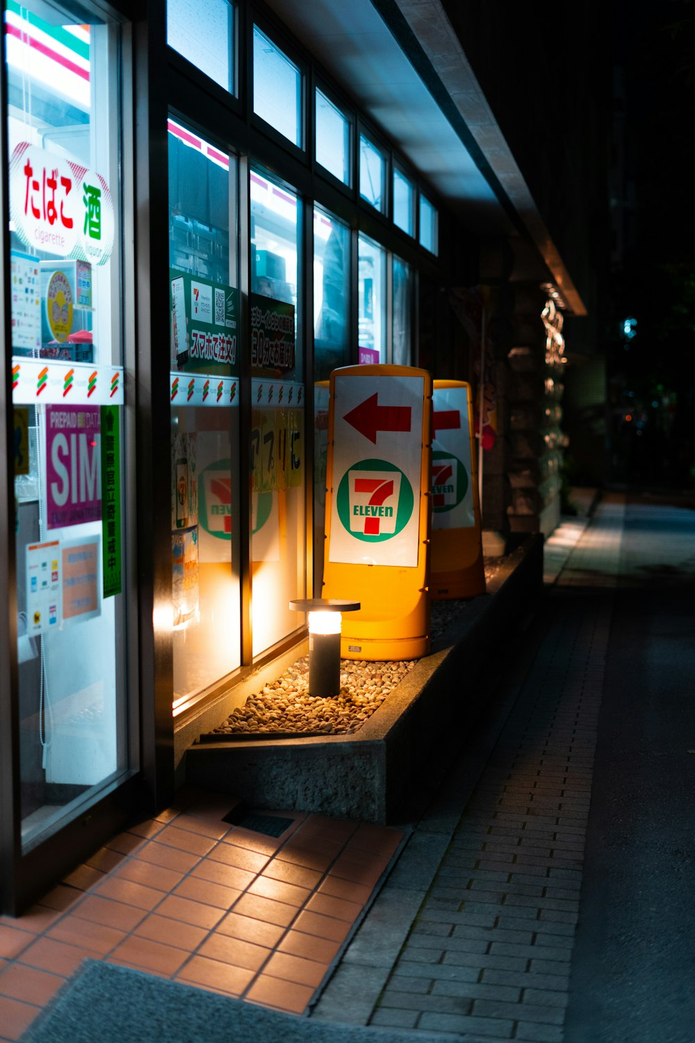 Un escaparate por la noche con un cartel iluminado