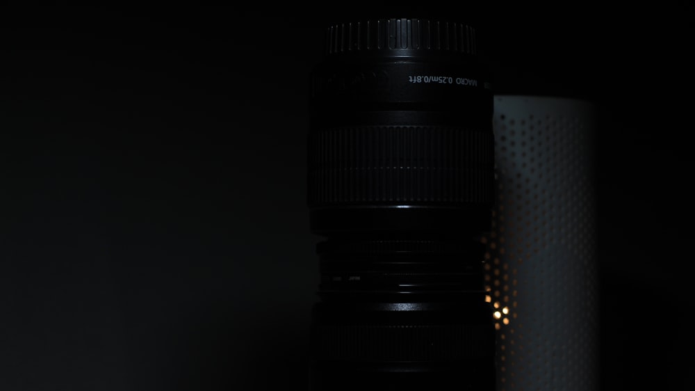 um close up de uma lente de câmera no escuro
