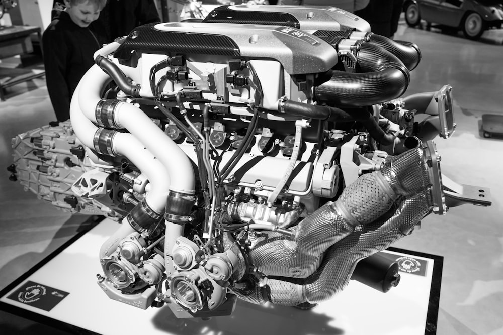 Una foto en blanco y negro del motor de un coche