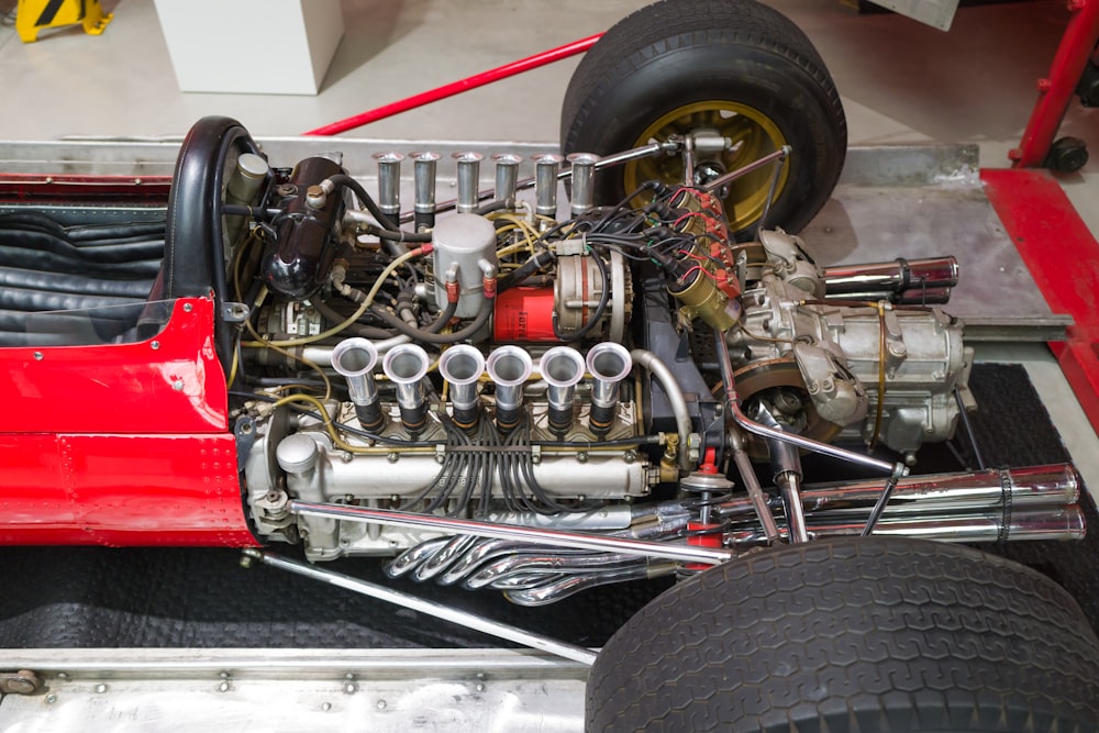 Un primer plano del motor de un coche de carreras rojo