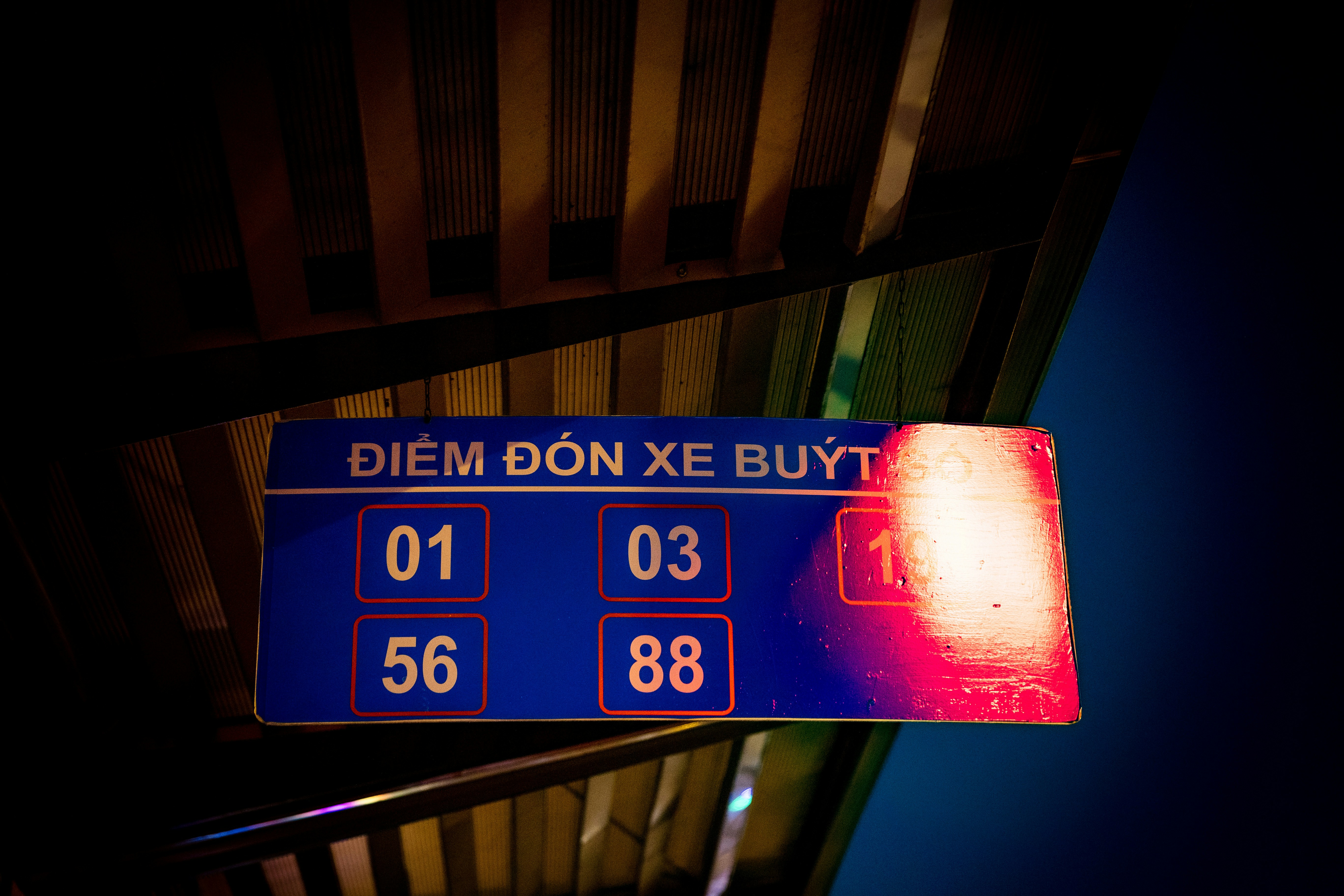 a blue and red sign that reads diem don xe buy
