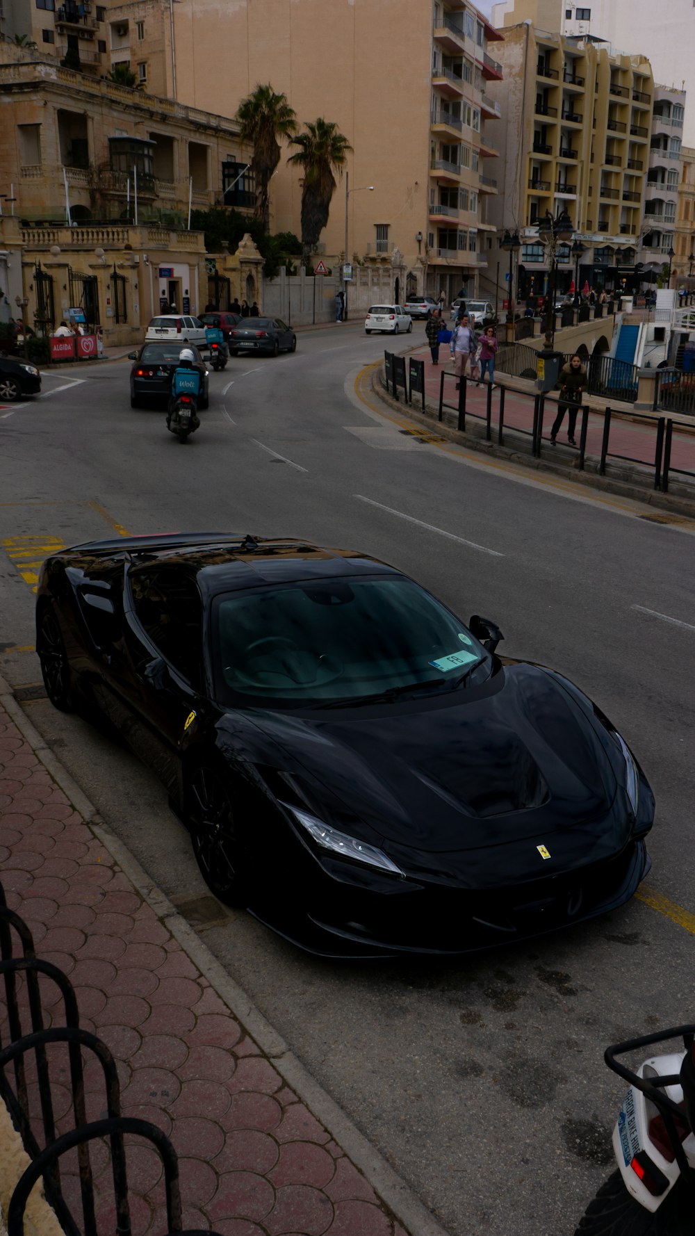 un'auto sportiva nera parcheggiata sul ciglio della strada