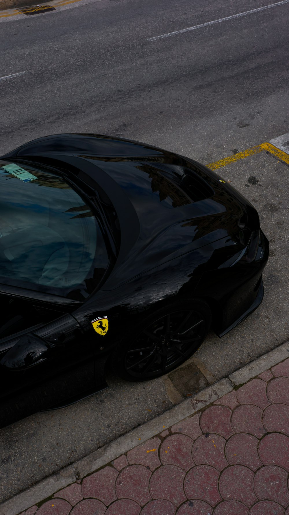 un'auto sportiva nera parcheggiata sul ciglio della strada