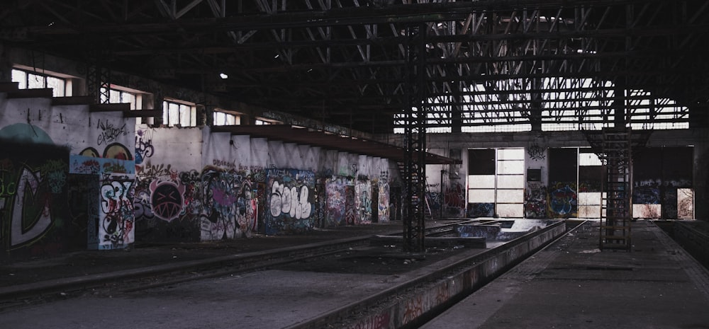 Une gare abandonnée avec des graffitis sur les murs