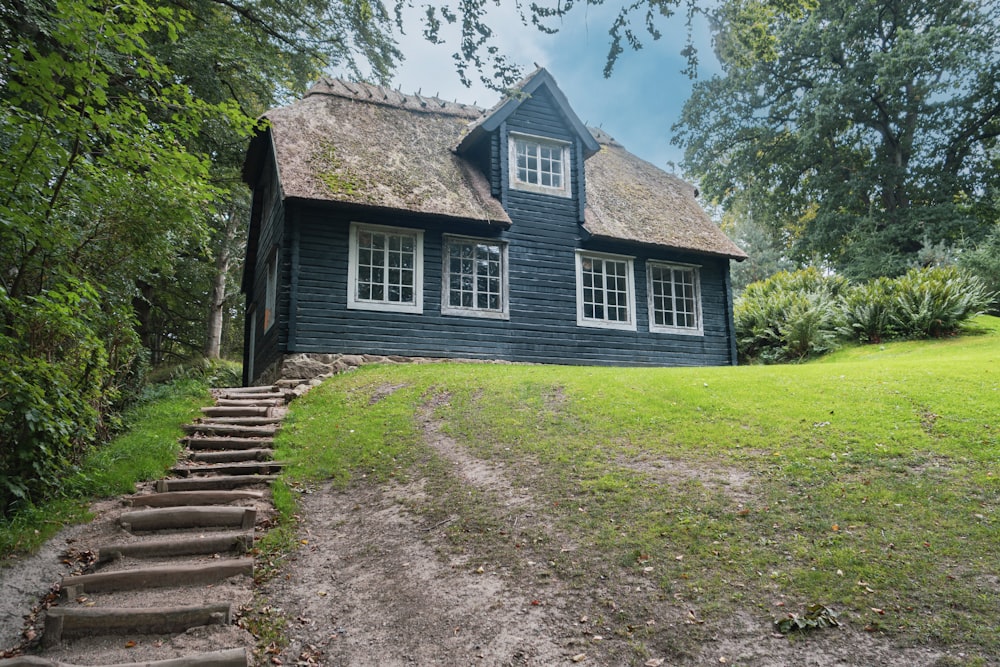 ein Haus mit Stufen, die dorthin führen