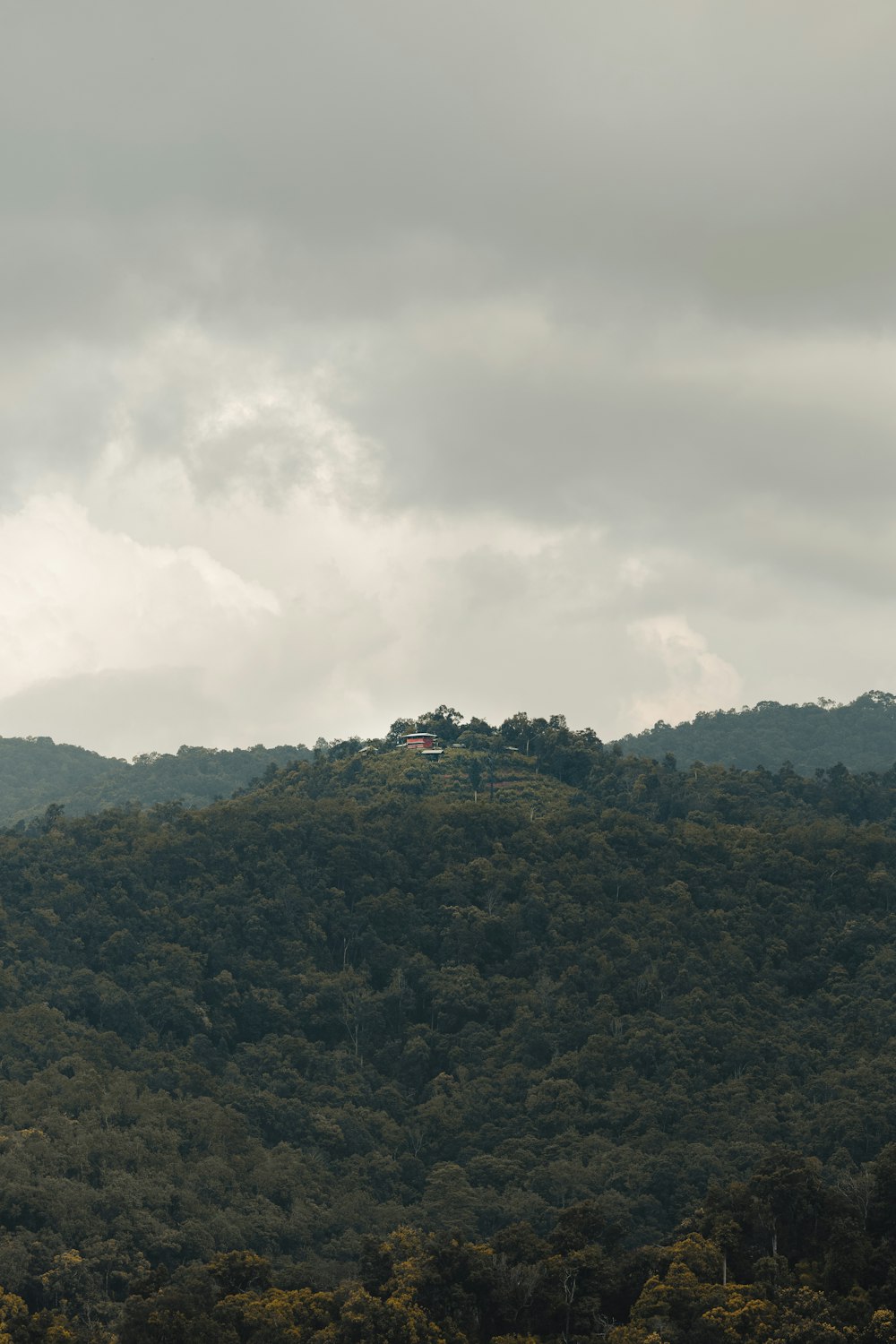 une colline surmontée d’une maison