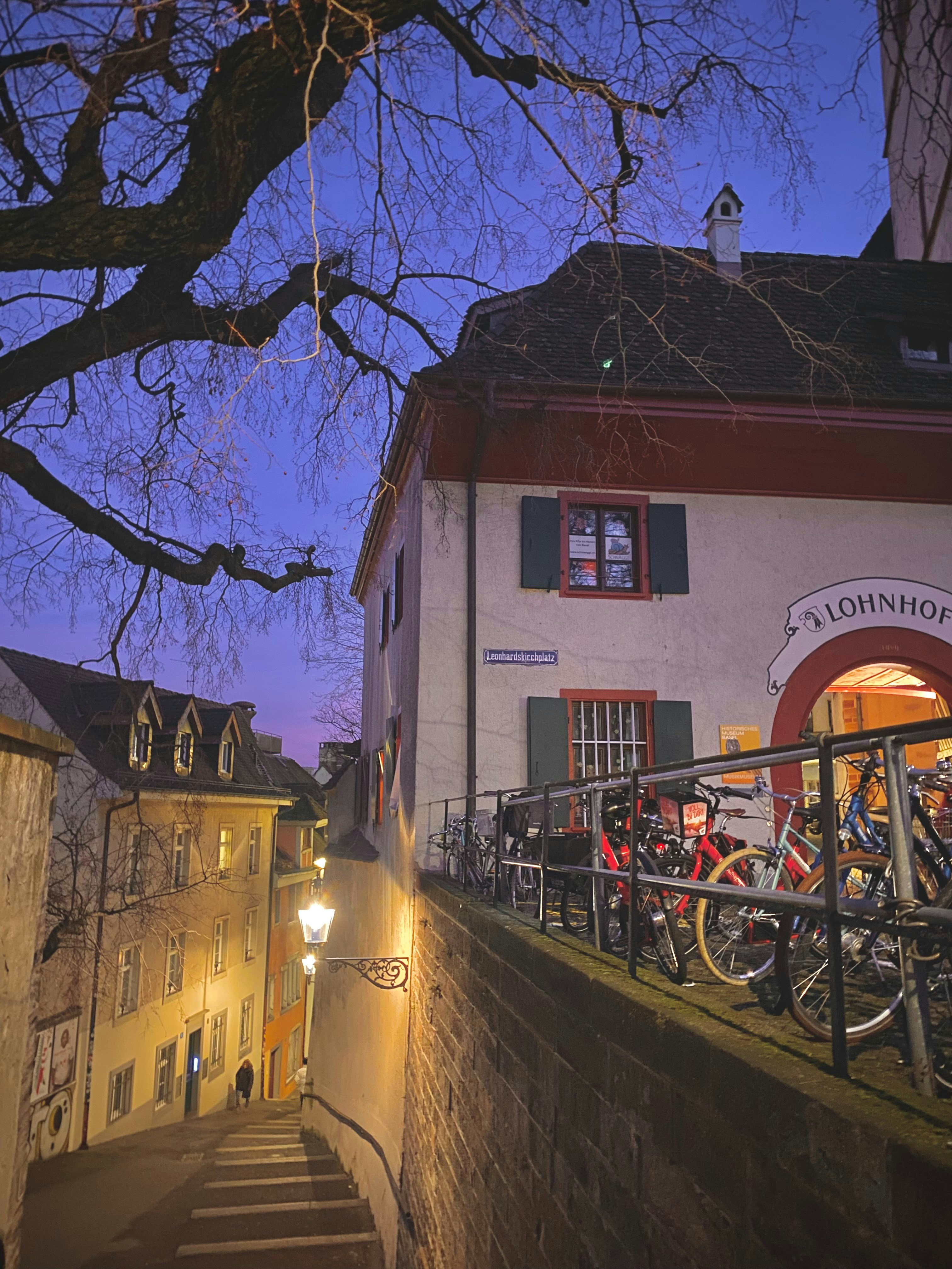 un groupe de vélos garés sur le côté d’un immeuble