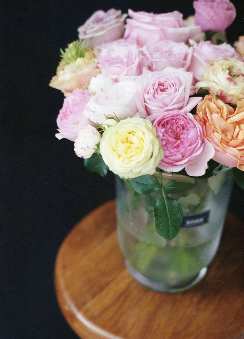 eine Vase gefüllt mit vielen verschiedenfarbigen Blumen