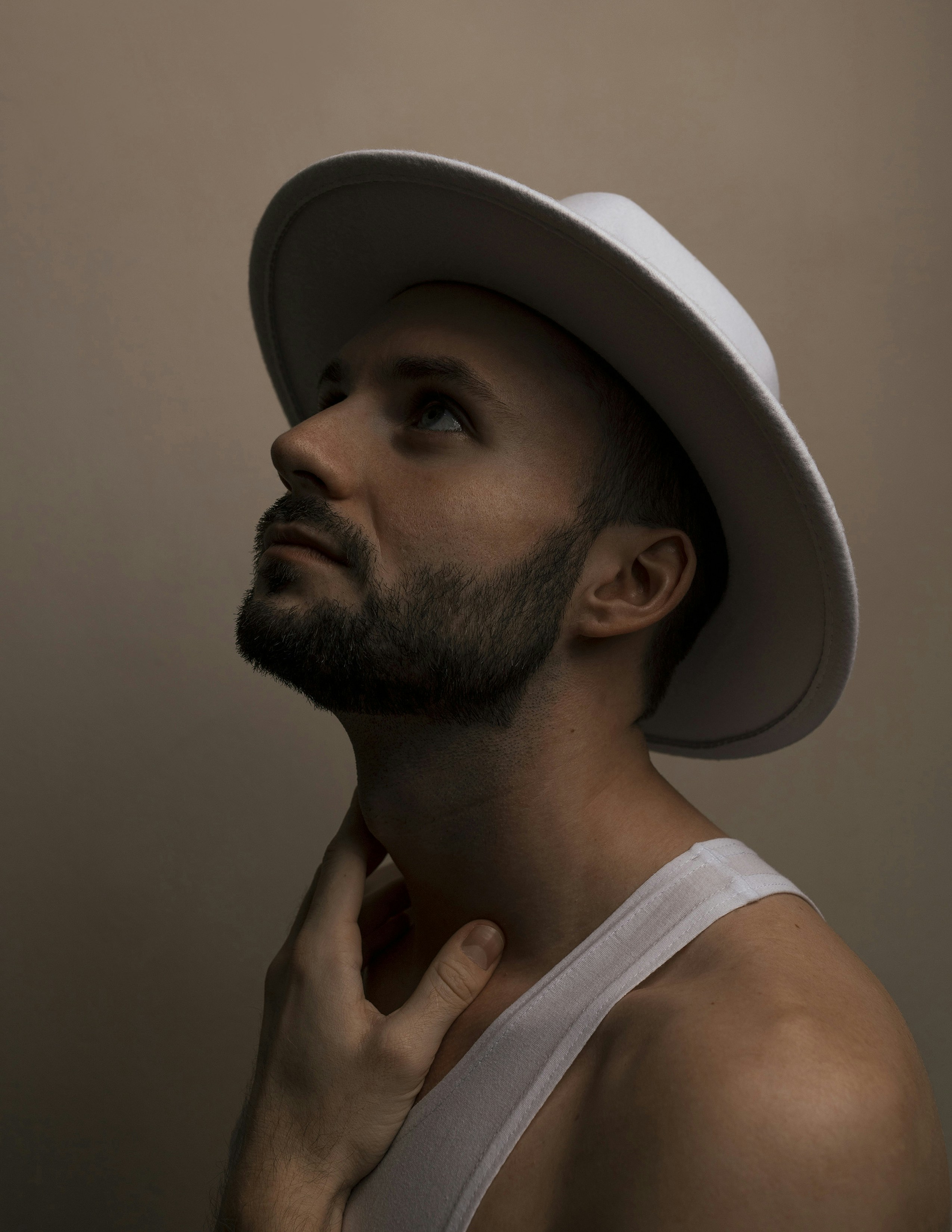 Foto Un hombre con un sombrero blanco en la cabeza – Imagen Sombrero ...