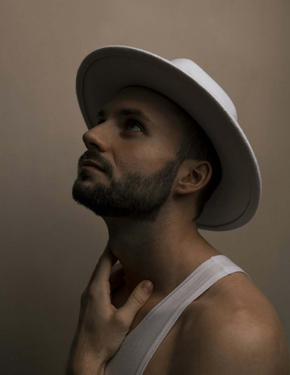 un hombre con un sombrero blanco en la cabeza