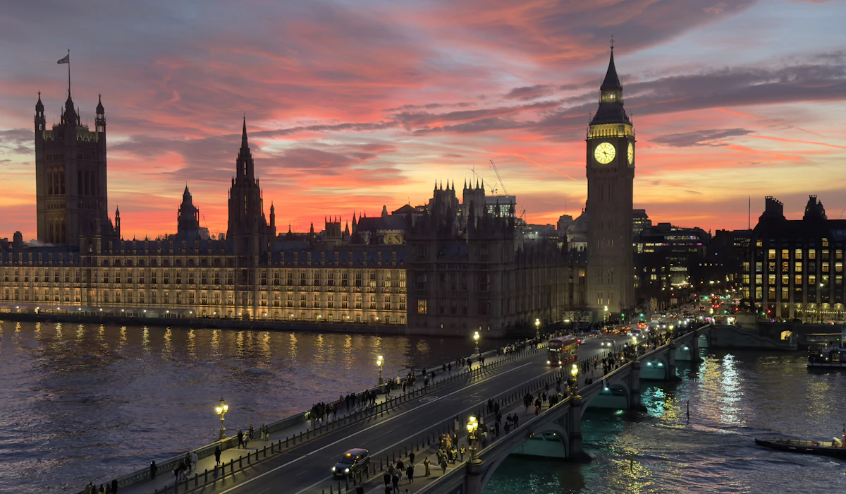 Guía de viajes: Paris vs London: District VIII vs Mayfair Compared (2026)