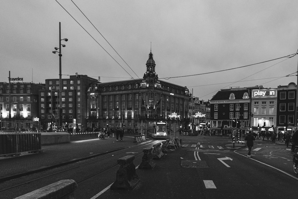 a black and white photo of a city street