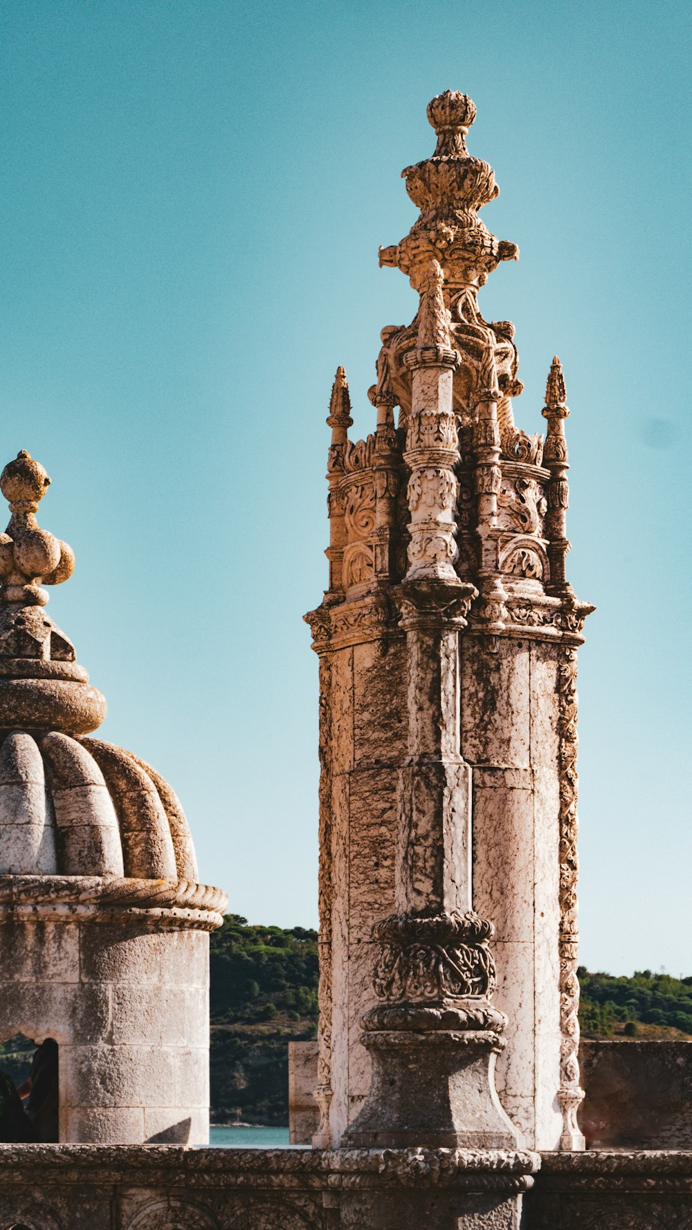 ein hoher Turm mit einer Uhr auf der Spitze