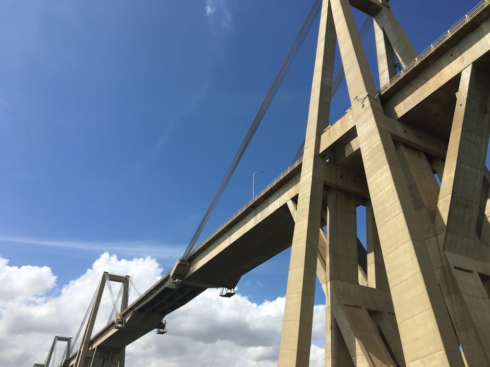 uma vista de uma ponte muito alta com um fundo do céu