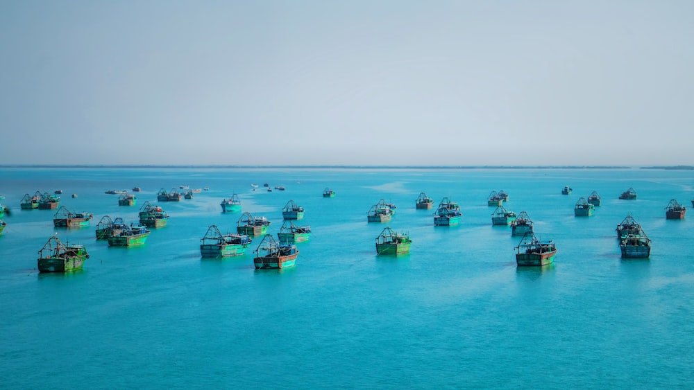 eine große Gruppe von Booten, die im Meer treiben