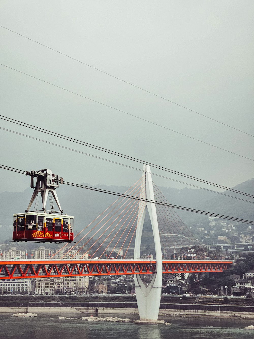 Un teleférico pasa por un puente