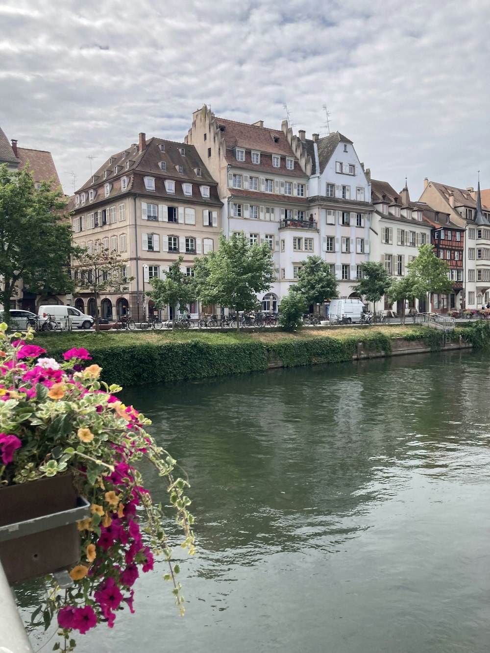 ein Fluss, der neben hohen Gebäuden durch eine Stadt fließt