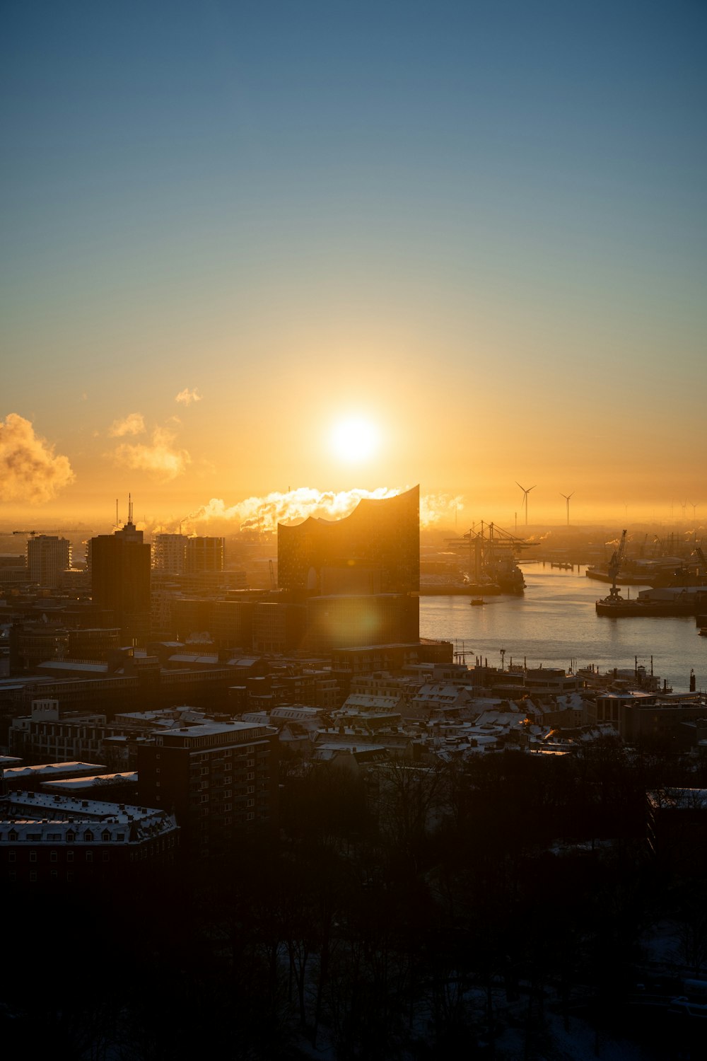 Le soleil se couche sur une grande ville