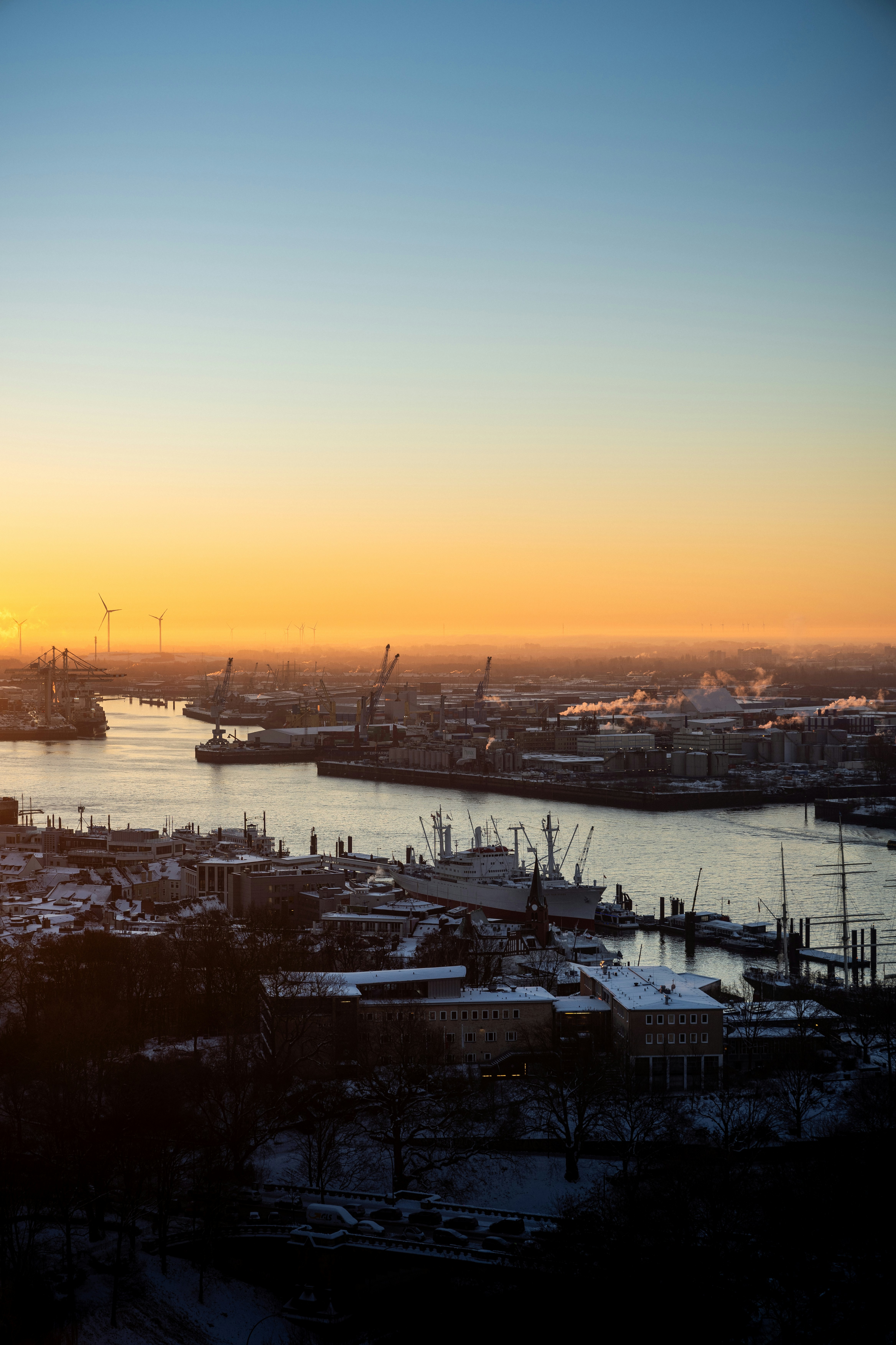 Photo by moritzluedtke