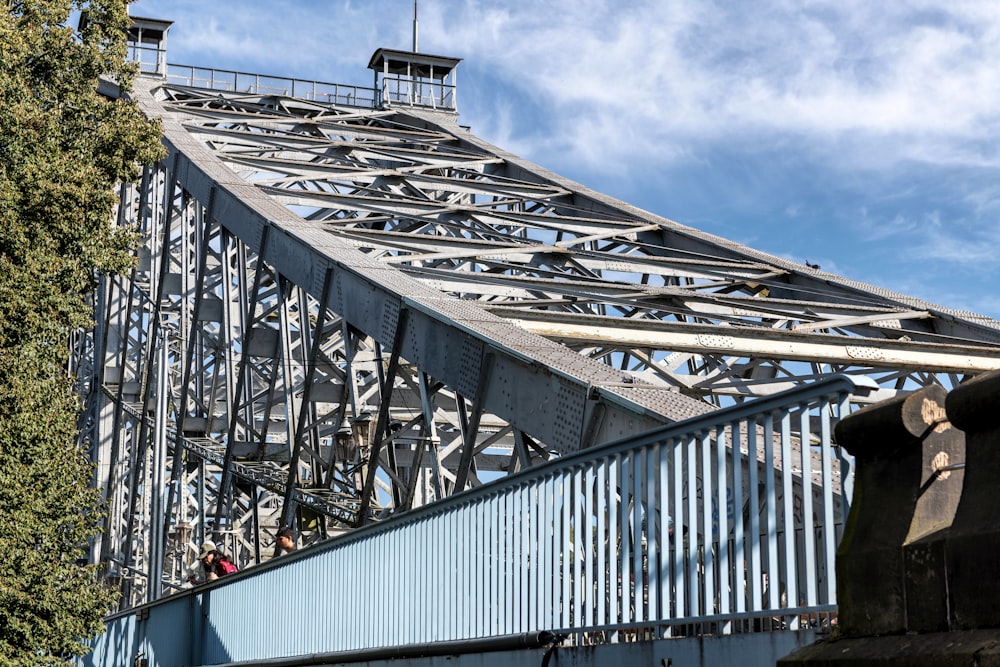 un puente con un tren que pasa por encima de él