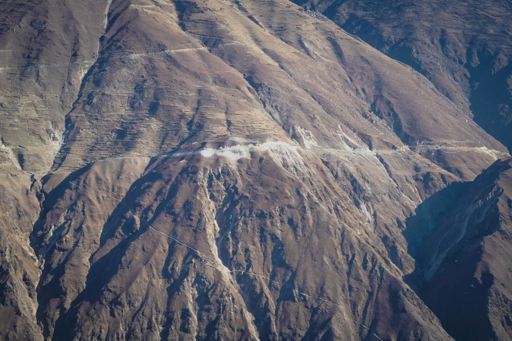 uma vista de uma cordilheira de um avião